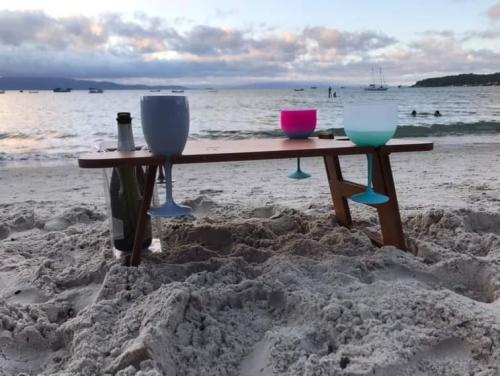 Mesa Holi Table cuatro copas y frappera