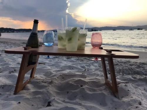 Mesa Holi Table cuatro copas y frappera